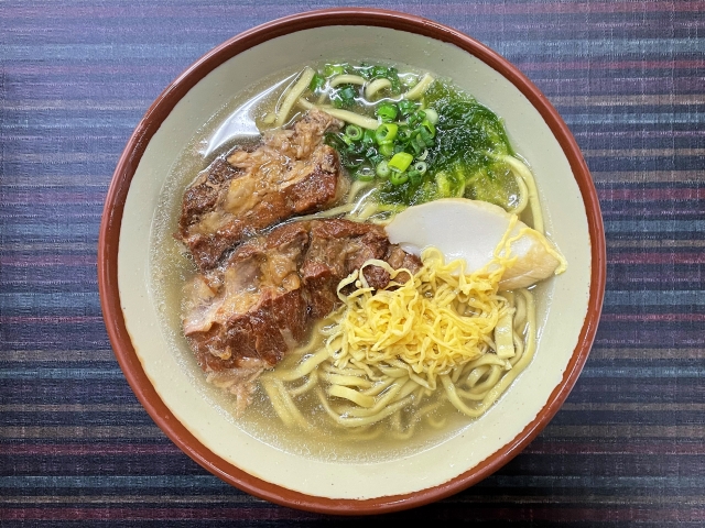 Soki soba, makanan khas Okinawa, Jepang, berupa mie topping iga babi (soki).