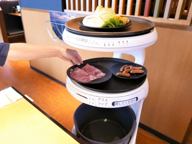 Robot pelayan di restoran Jepang mengantarkan pesananan pelanggan.