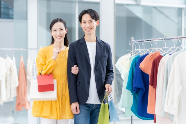 Ilustrasi orang belanja baju di Jepang.