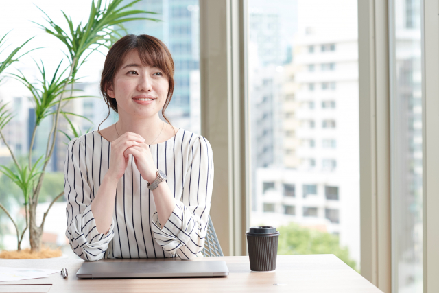 Seorang wanita mengenakan outfit blur motif salur.