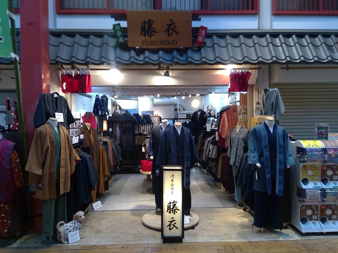 Fuji, toko baju biksu di Tokyo, Jepang.