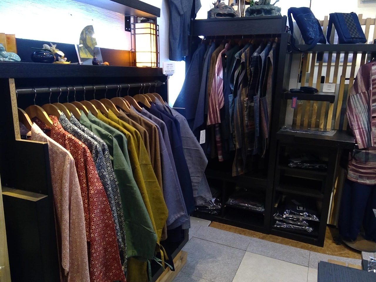 Fuji, toko baju biksu di Tokyo, Jepang.