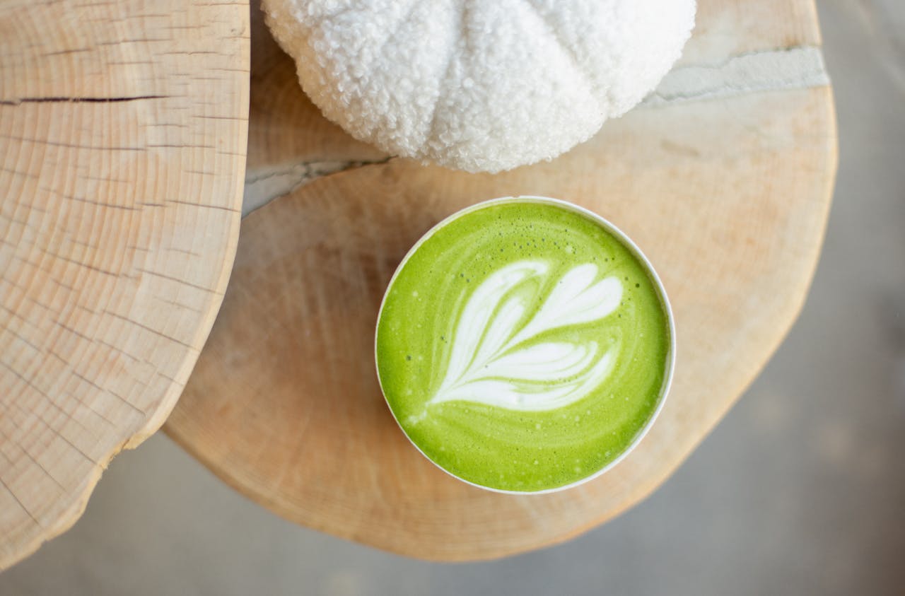 Matcha latte yaitu matcha diseduh dengan susu.
