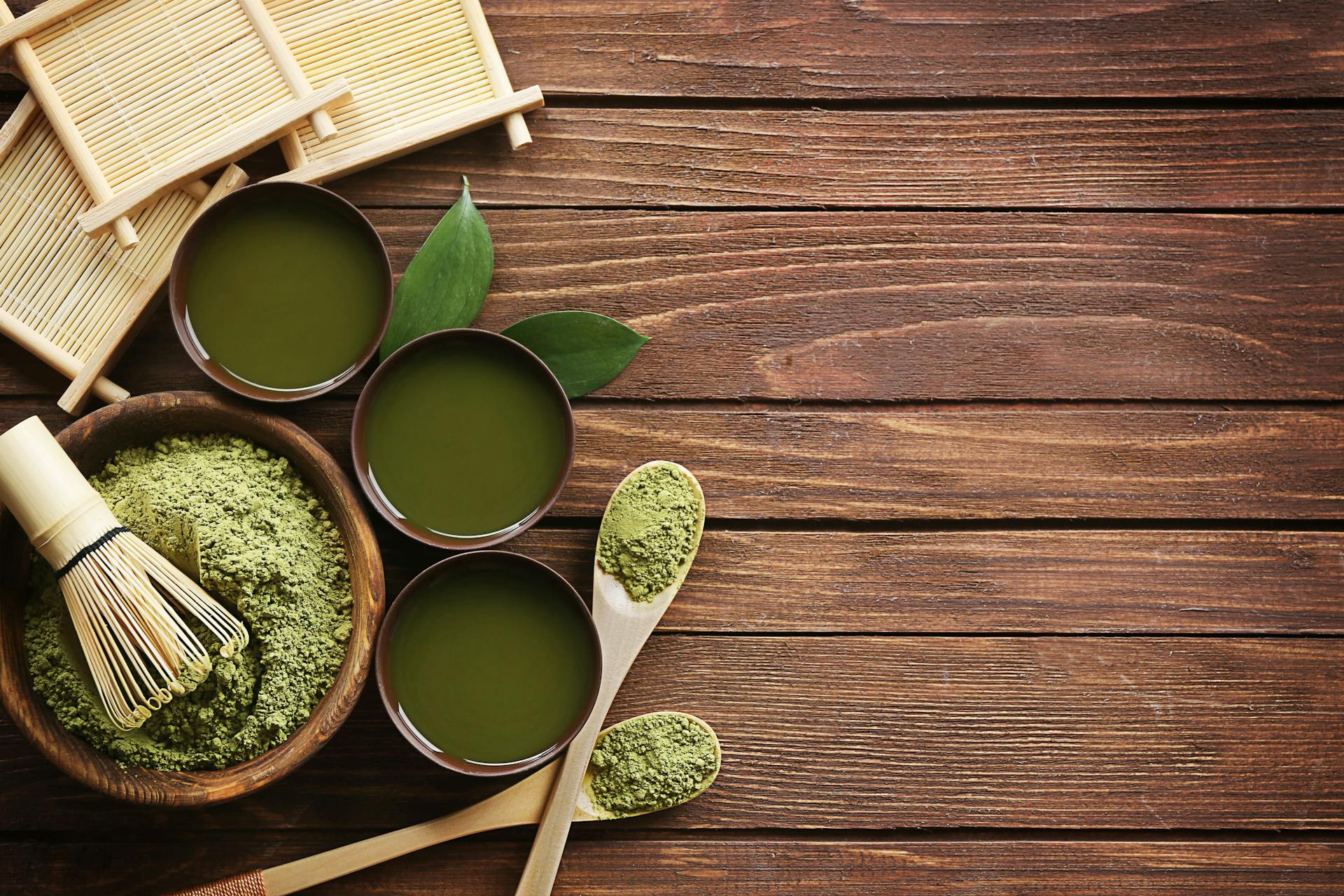 Matcha adalah teh Jepang yang digiling sampai menjadi bubuk.