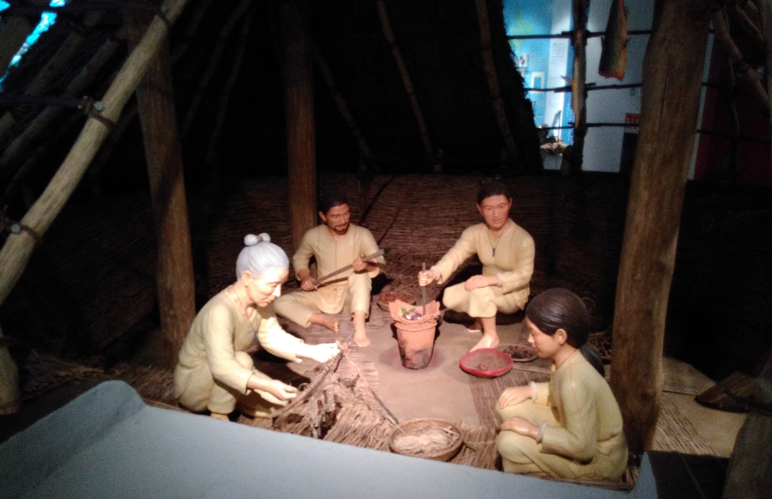 Diorama orang Jomon di Museum Sannai Maruyama, Jepang. Nenek moyang orang Jepang ternyata bukan hanya berasal dari Jomon dan Asia Timur melainkan juga Emishi. (9/10/2016)