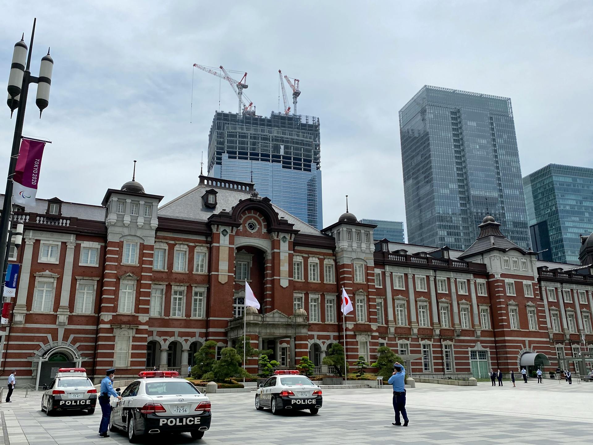 Polisi Jepang dan mobil patrolinya di depan Stasiun Tokyo.