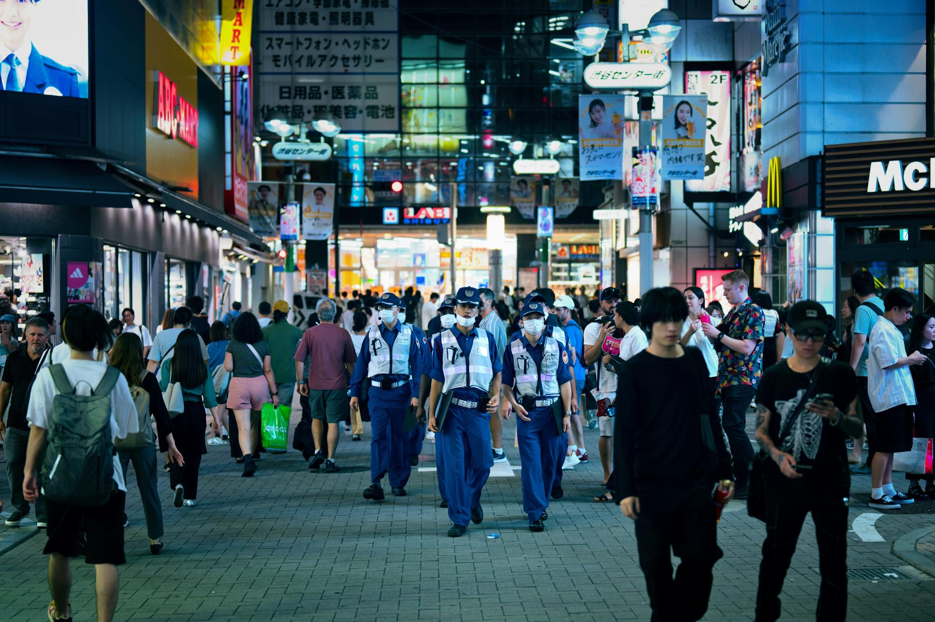 Polisi Jepang sedang patroli di area ramai Tokyo.