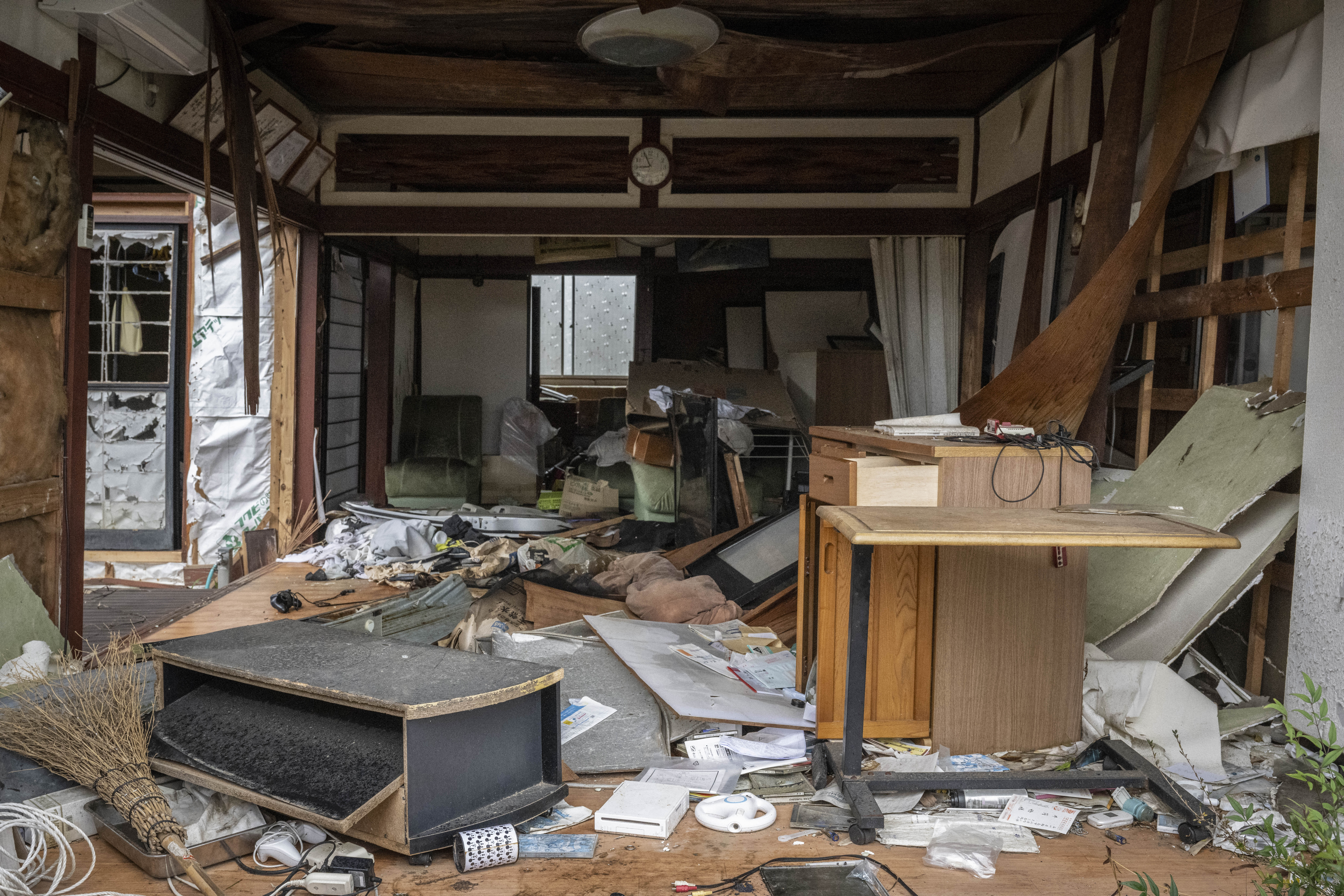 Gempa besar yang mengguncang Prefektur Ishikawa, Jepang, pada Hari Tahun Baru 2024 membuat isi rumah berantakan. Gempa paling mematikan di Jepang dalam lebih dari satu dekade itu menewaskan hampir 470 orang. Sekitar setengah dari korban tewas akibat bencana itu yang memicu gelombang tsunami dan kebakaran besar di pusat kota Wajima, menghanguskan pasar bersejarah. (11/12/2024)