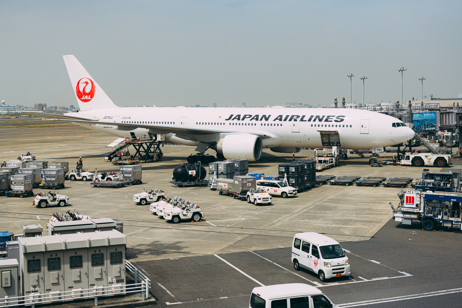Japan Airlines, salah satu maskapai penerbangan Jepang yang melarang penyimpananan power bank di kompartemen atas kursi.