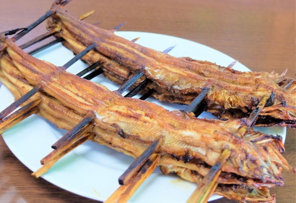 Yaki anago khas Jepang, ikan sidat laut panggang berlumur saus tare.