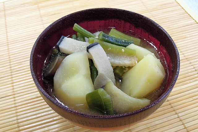 Shio kujira jiru, sup daging paus asin khas Prefektur Yamagata, Jepang.