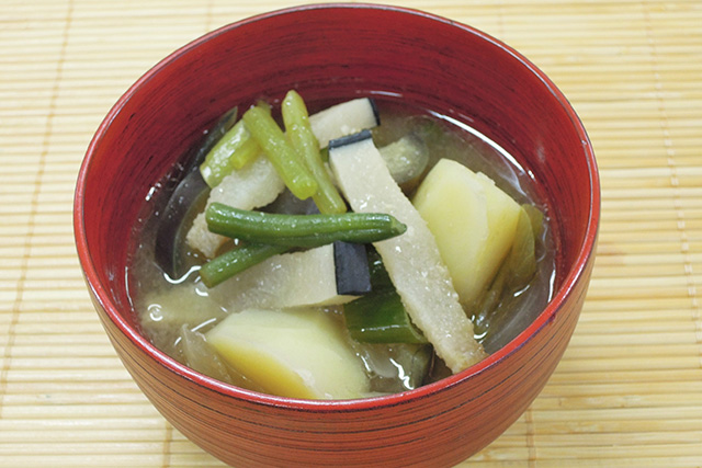 Shio kujira jiru, sup daging paus asin khas Prefektur Yamagata, Jepang.