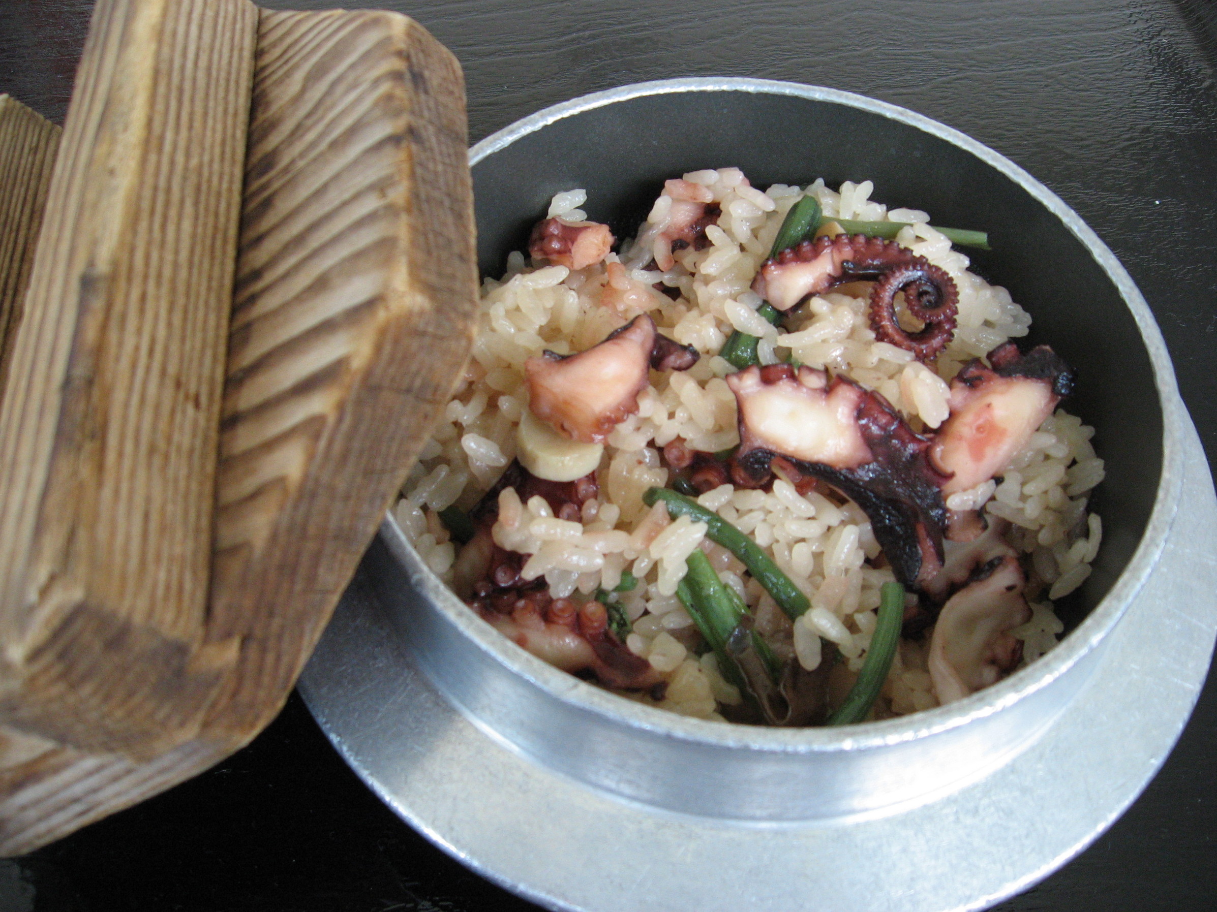 Takomeshi, nasi gurita khas Jepang.