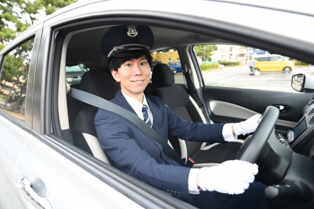 Ilustrasi sopir taksi di Jepang yang siap mengantarmu keliling kota.