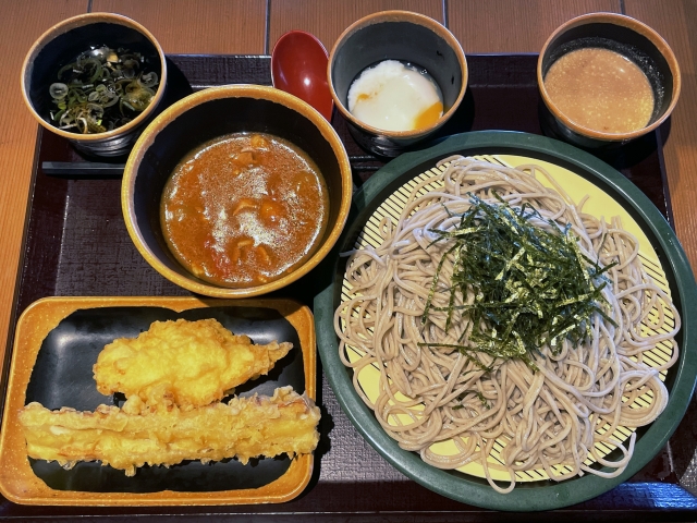 Zaru soba dengan bumbu kari Jepang yang umami.