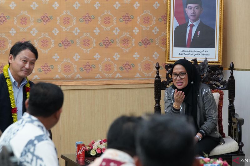 Sekretaris Daerah (Sekda) Kota Palu Irmayanti Petalolo (kanan) menerima kunjungan rombongan Pemerintah Kota Iwanuma Jepang di ruang kedatangan VIP Bandara Mutiara Sis-Aljufri Palu, Minggu (13/7/2025). 