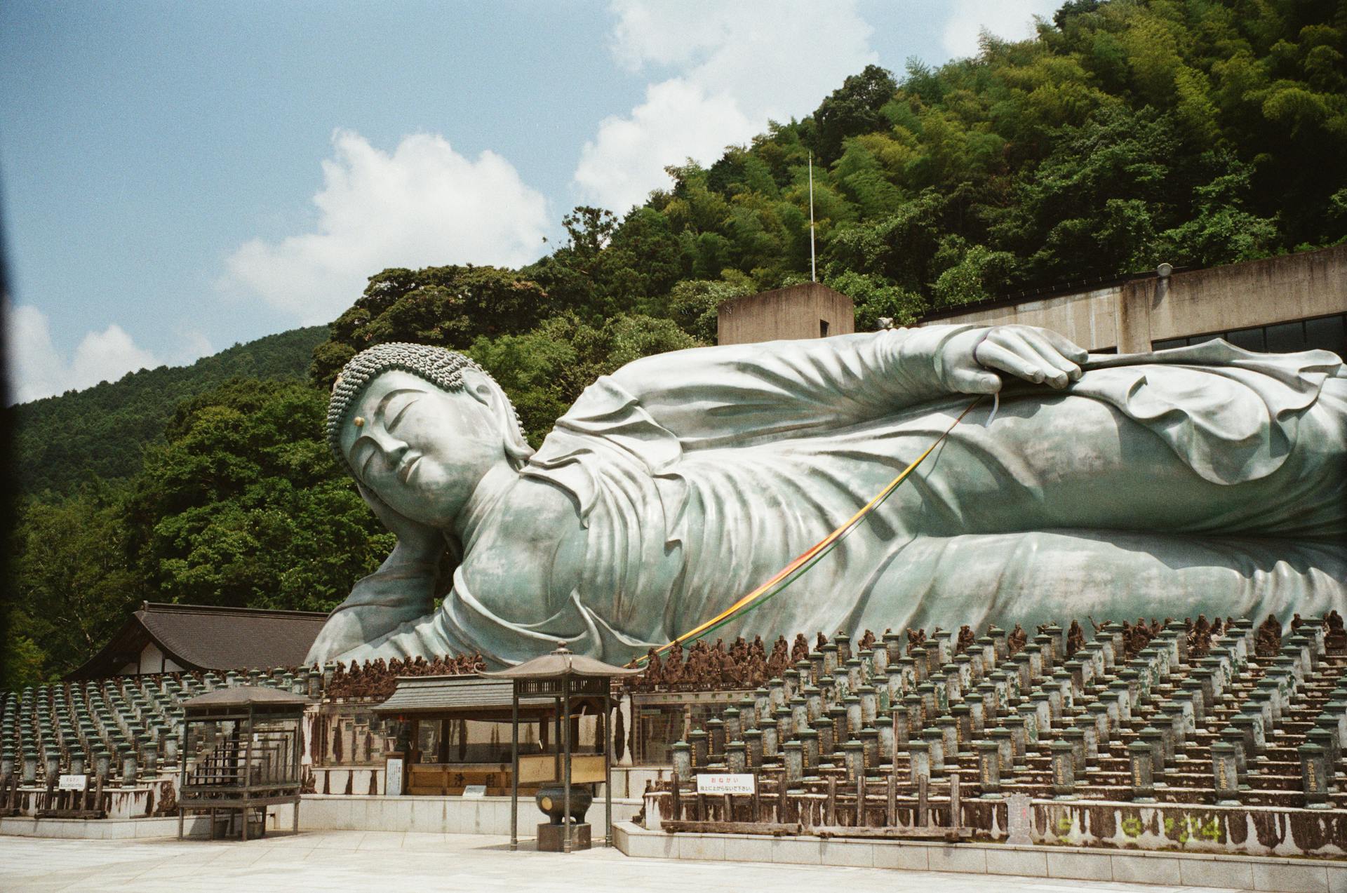 Patung Buddha berbaring sepanjang 41 meter di Kuil Nanzoin, Fukuoka, Jepang.