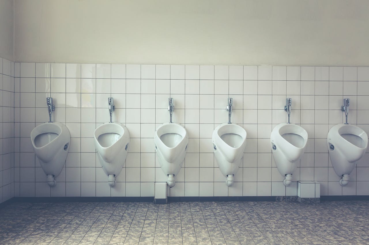 Ilustrasi urinoir di toilet pria.