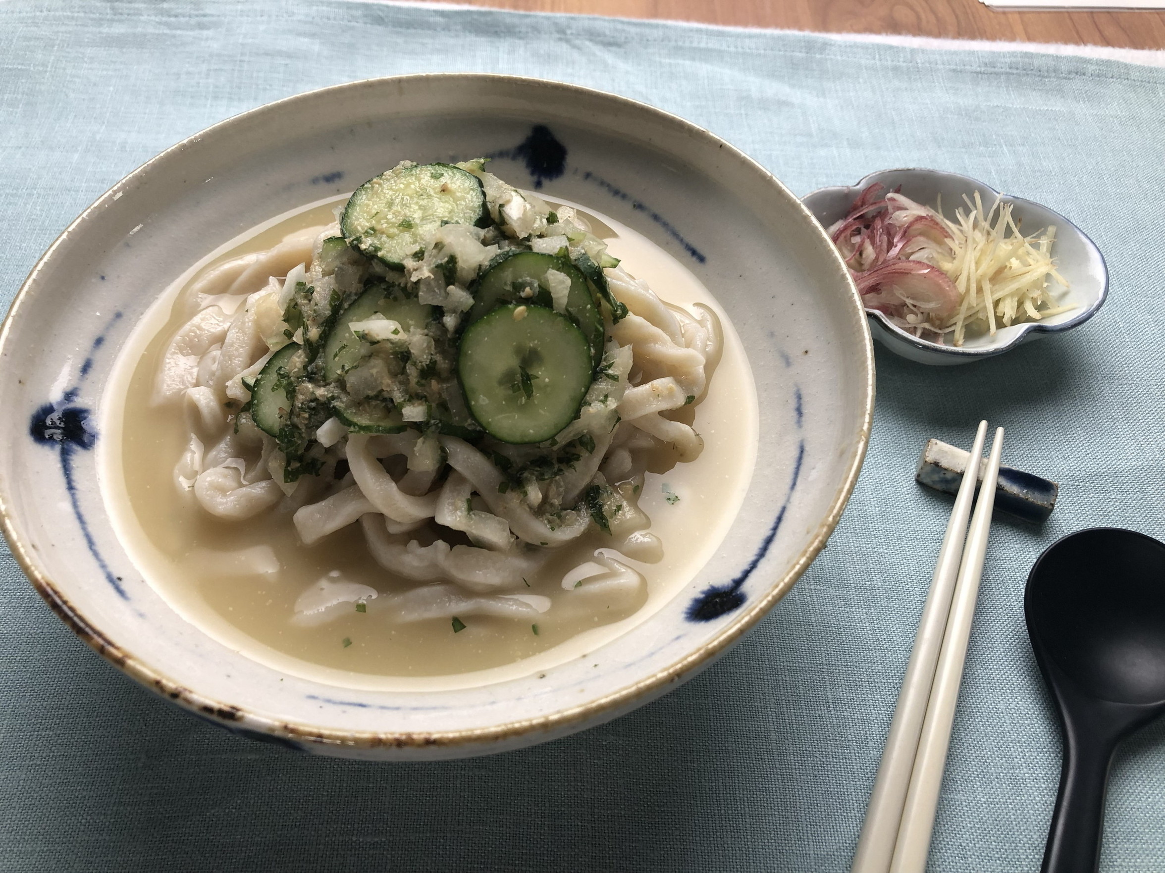 Hiyajiru khas Jepang, sup miso dan wijen untuk mi udon.