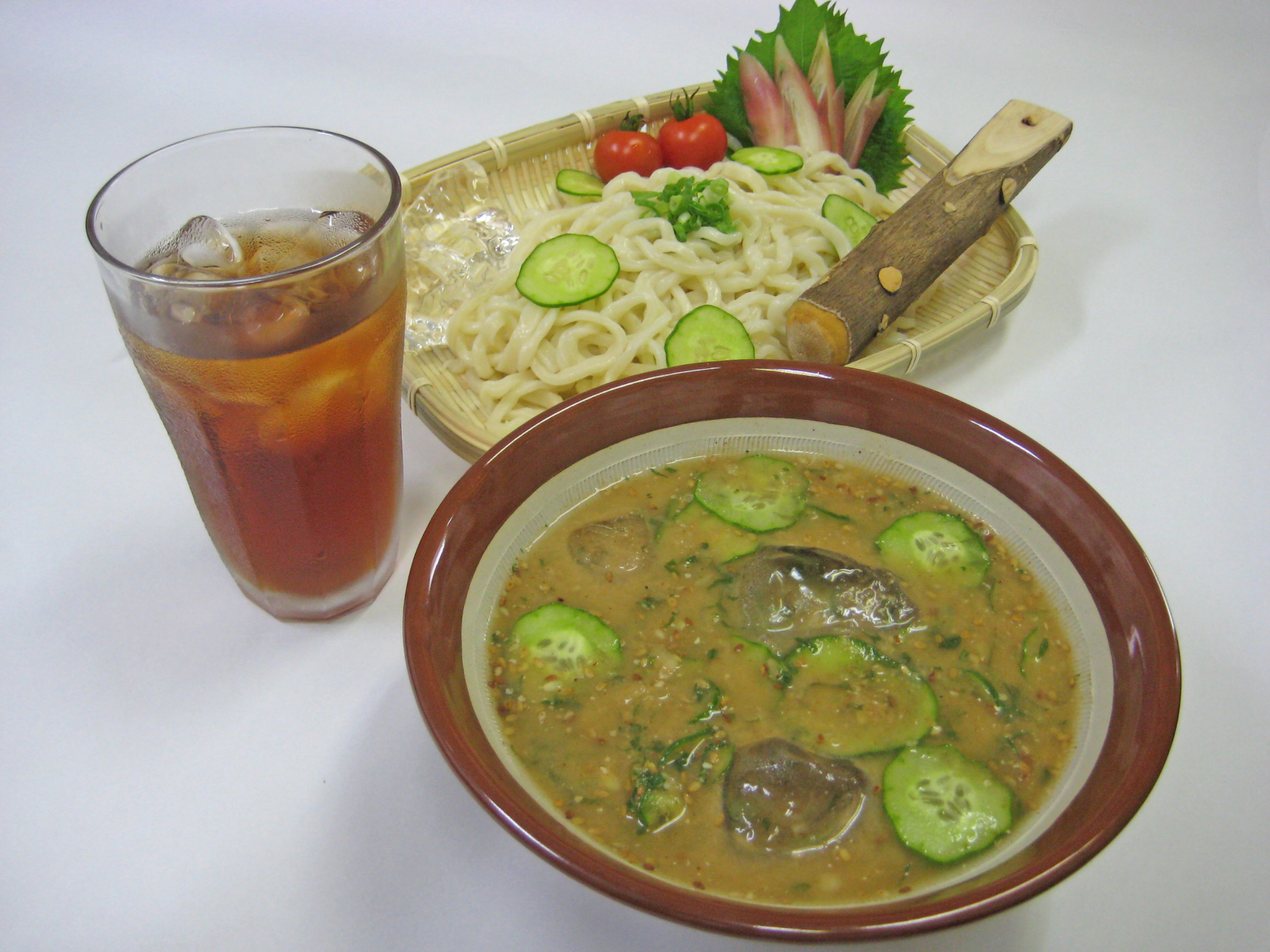 Hiyajiru, sup dingin dengan bahan dasar pasta wijen sangrai dan miso. Biasanya digunakan untuk kuah udon.