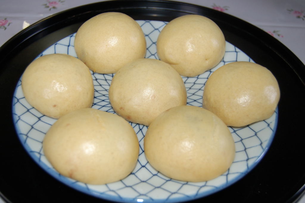 Komugi manju, kue kukus Jepang terbuat dari tepung terigu dan soda kue berisi pasta kacang merah azuki.