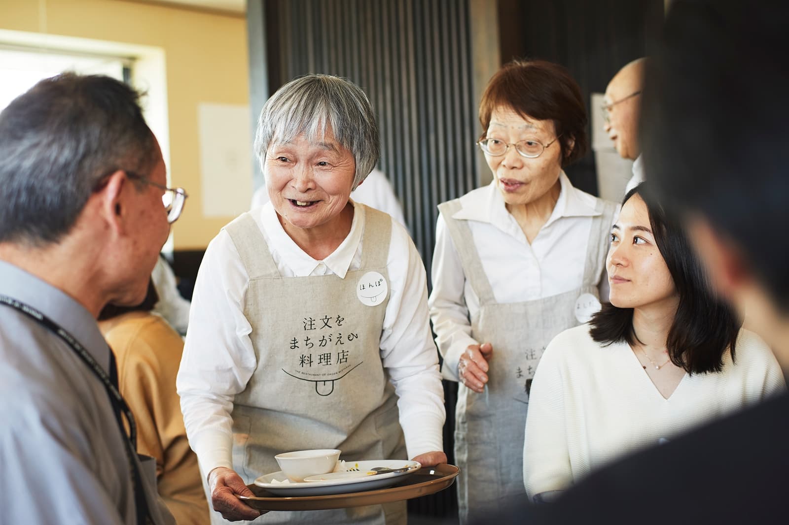 Restaurant of Mistaken Orders, restoran pop-up di Jepang yang pekerjakan lansia demensia untuk raih awareness terhadap demensia.