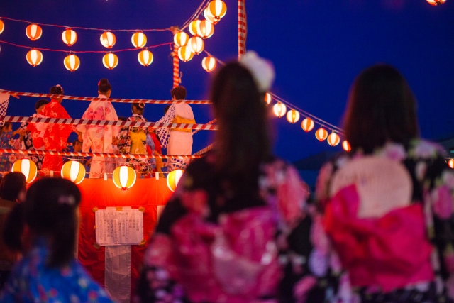 Tarian khas festival musim panas di Jepang.