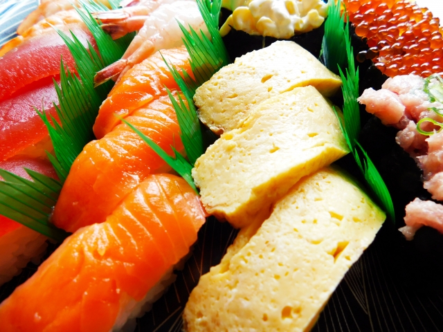 Sushi, makanan khas Jepang.