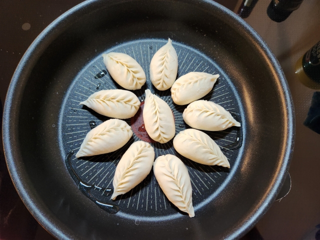 Gyoza atau pangsit khas Jepang yang berakar dari jiaozi China.