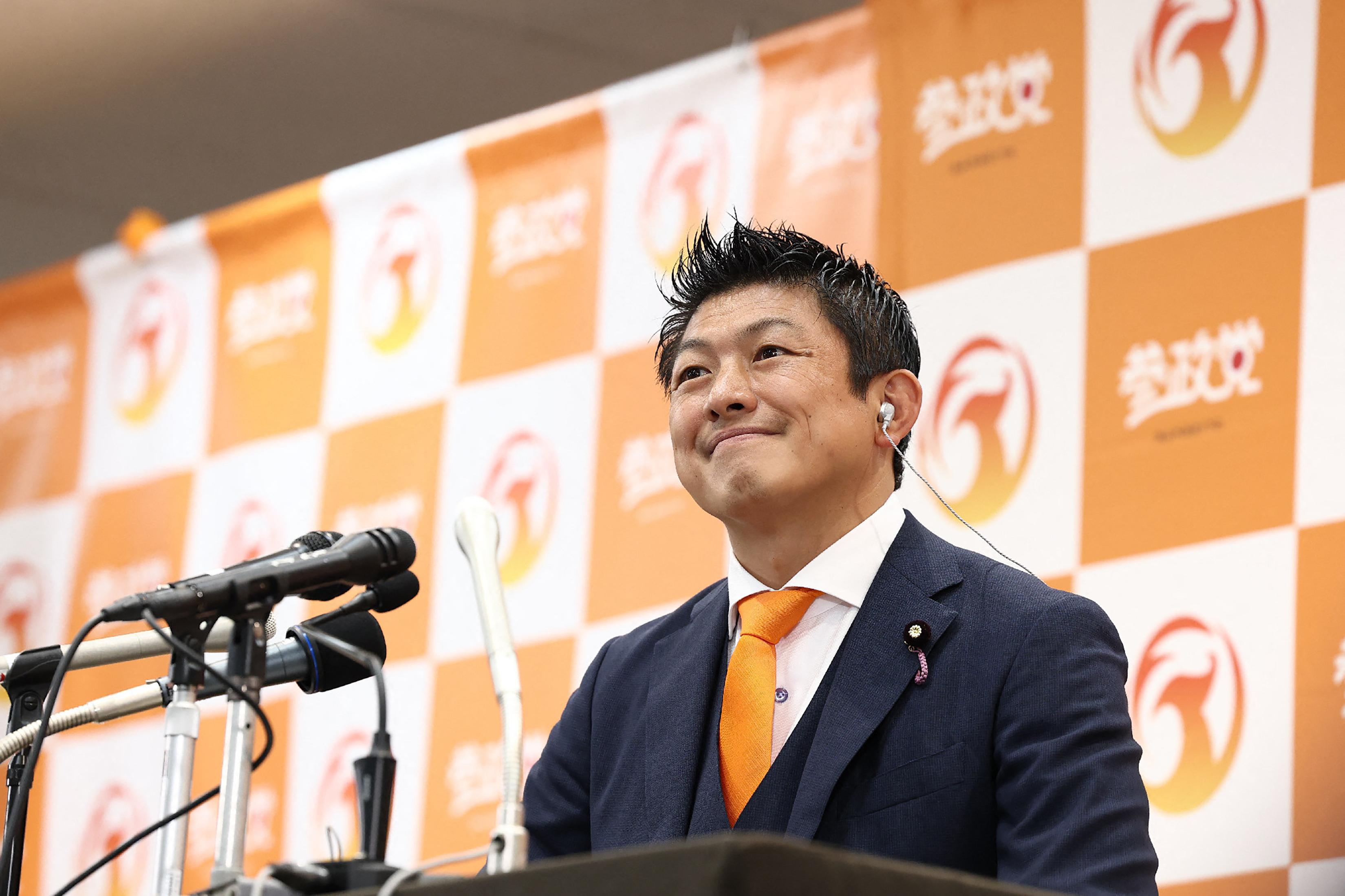 Pemimpin partai oposisi Jepang, Sanseito, Sohei Kamiya, tersenyum saat berbicara kepada awak media di pusat penghitungan suara di Tokyo dalam pemilu Jepang pada Minggu (20/7/2025). Partai Sanseito angkat isu Japanese First dalam pemilu Jepang yang mencuri perhatian.