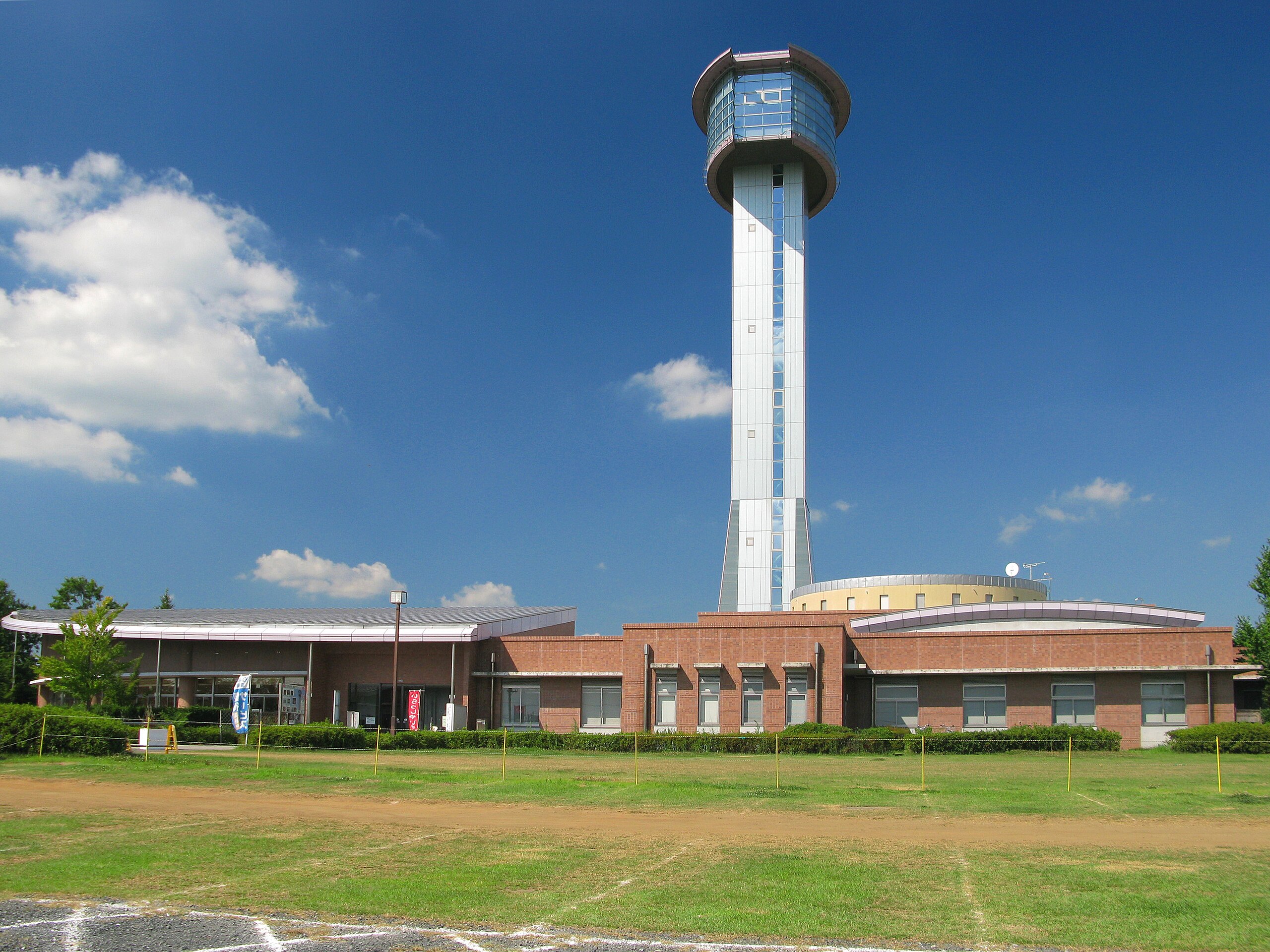 Kodai Hasu no Sato, Gyoda, Saitama. Menara ini tempat untuk melihat tanbo art atau seni sawah Demon Slayer di Jepang. (12/2012)
