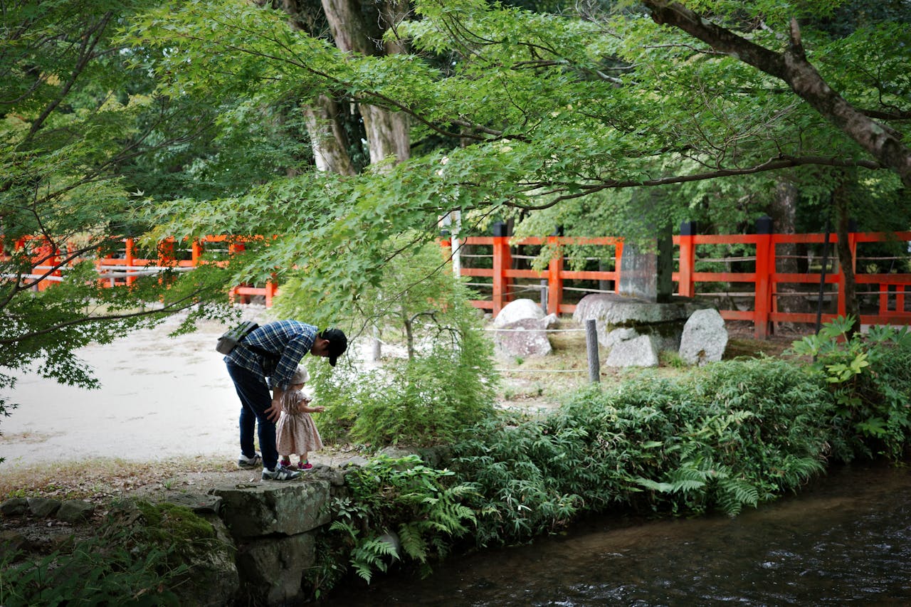 Seorang ayah di Jepang sedang bermain bersama sang anak.