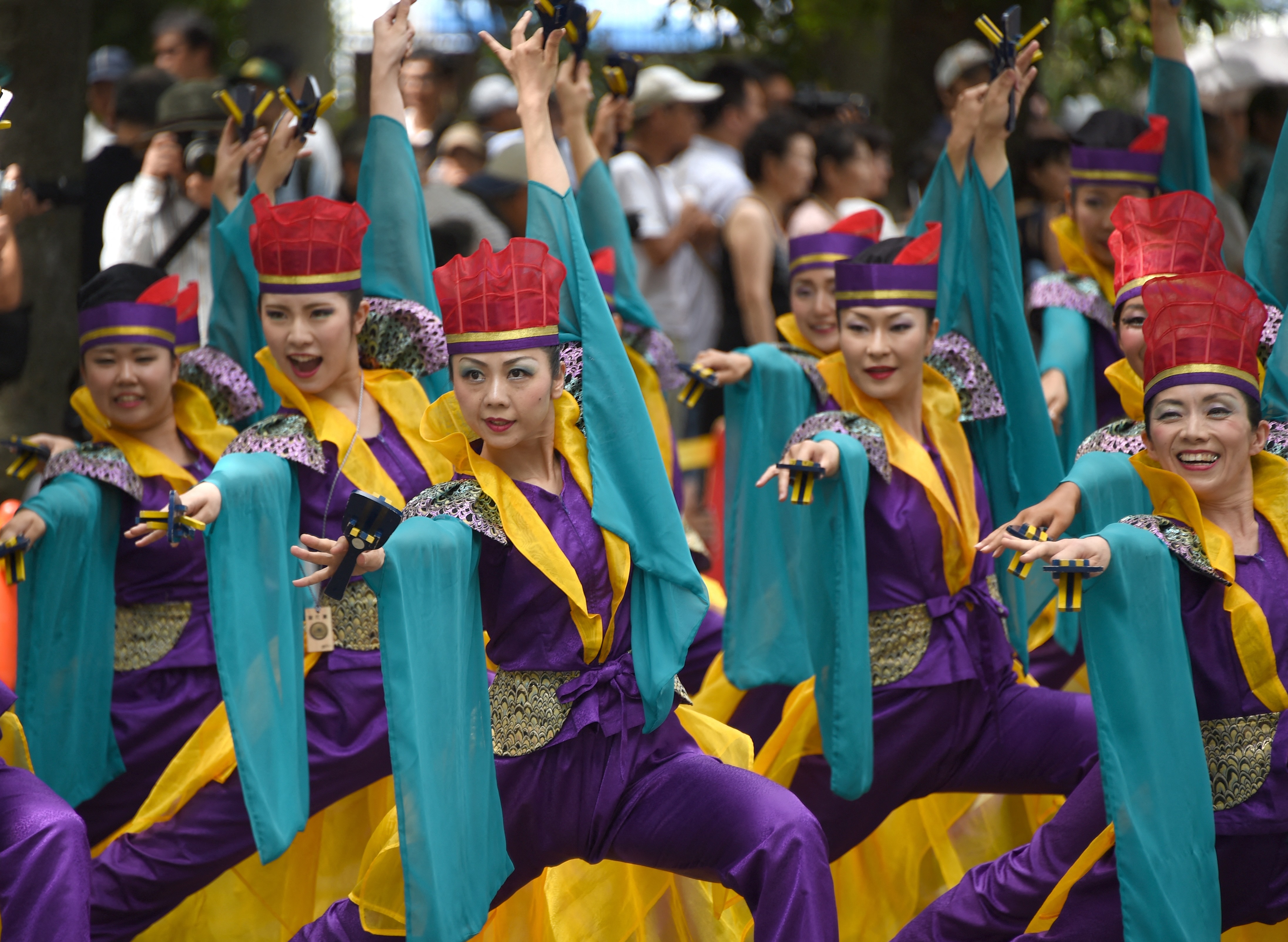 Para penari memakai kostum khusus saat festival tari Super Yosakoi 2014 di Tokyo. Yosakoi merupakan salah satu tarian pada festival musim panas di Jepang. (24/8/2014)