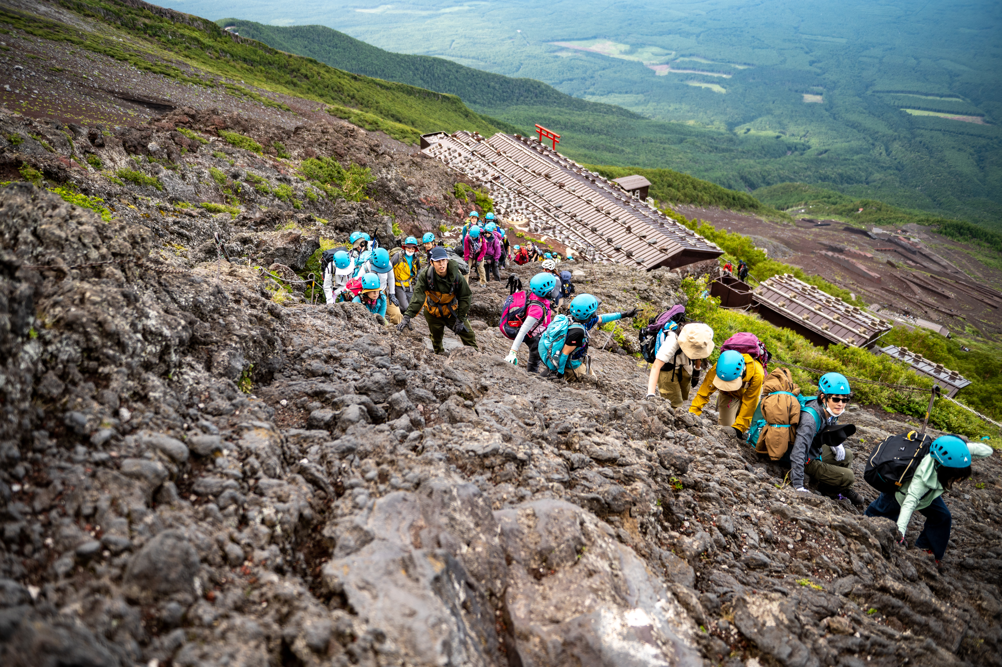 Sekelompok peserta tur pendakian sedang mendaki lereng curam Gunung Fuji, sekitar 70 kilometer sebelah barat ibu kota Tokyo. (14/8/2022)