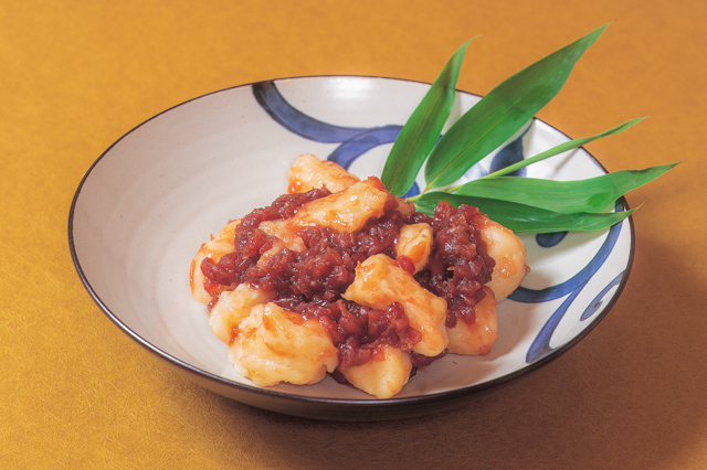 Hage dango adalah camilan tradisional Jepang khas Prefektur Kagawa yang terbuat dari tepung gandum baru dan pasta kacang merah, serta hanya dibuat saat musim panen sebagai simbol syukur petani.