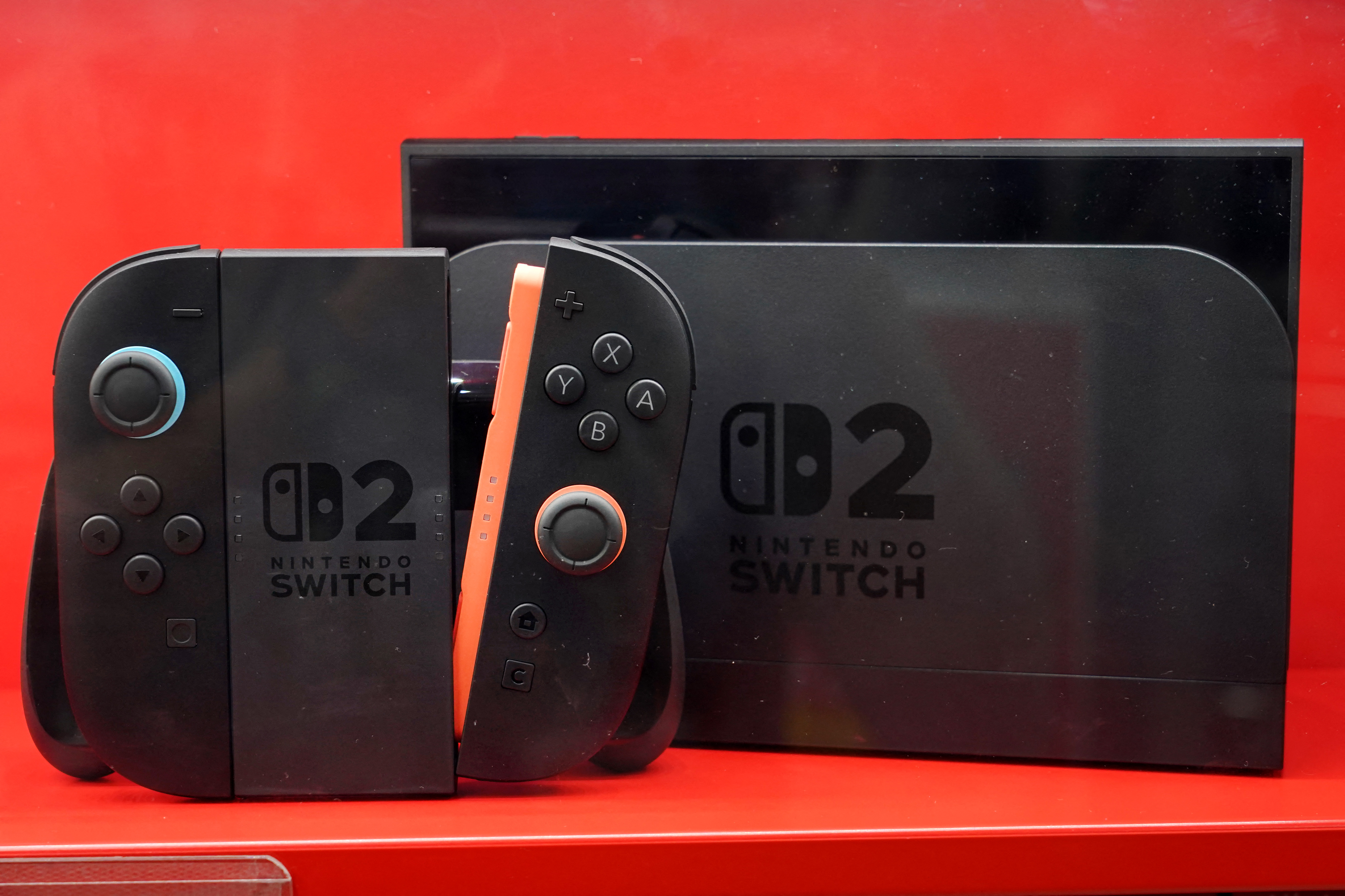 Nintendo Switch 2 dipajang di sebuah toko elektronik di Tokyo pada 5 Juni 2025. Setelah pre-order ludes dan berbagai toko menggelar acara peluncuran tengah malam, Nintendo resmi merilis Switch 2 dengan harapan mencetak rekor penjualan di hari-hari awal peluncurannya.