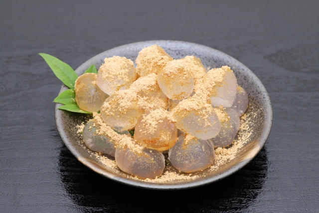 Warabi mochi, camilan musim panas khas Jepang.