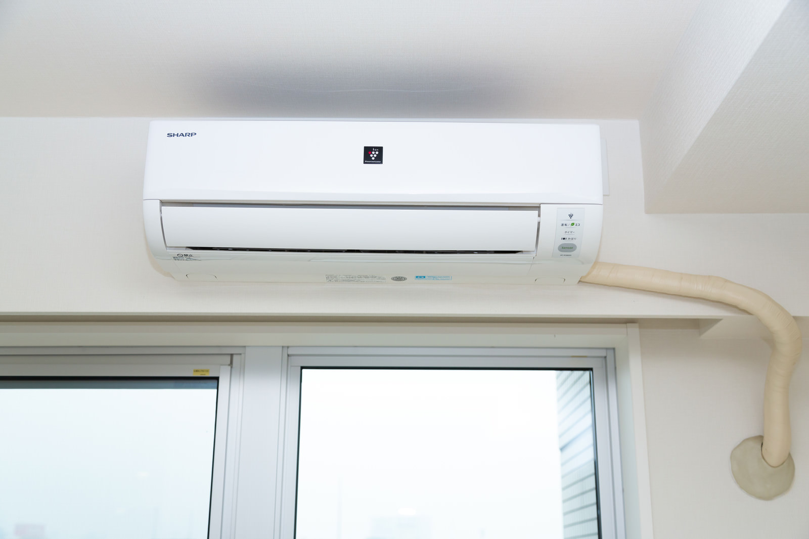 AC di dalam kamar. Ikuti tips hemat listrik ala orang Jepang terutama dalam penggunaan AC.