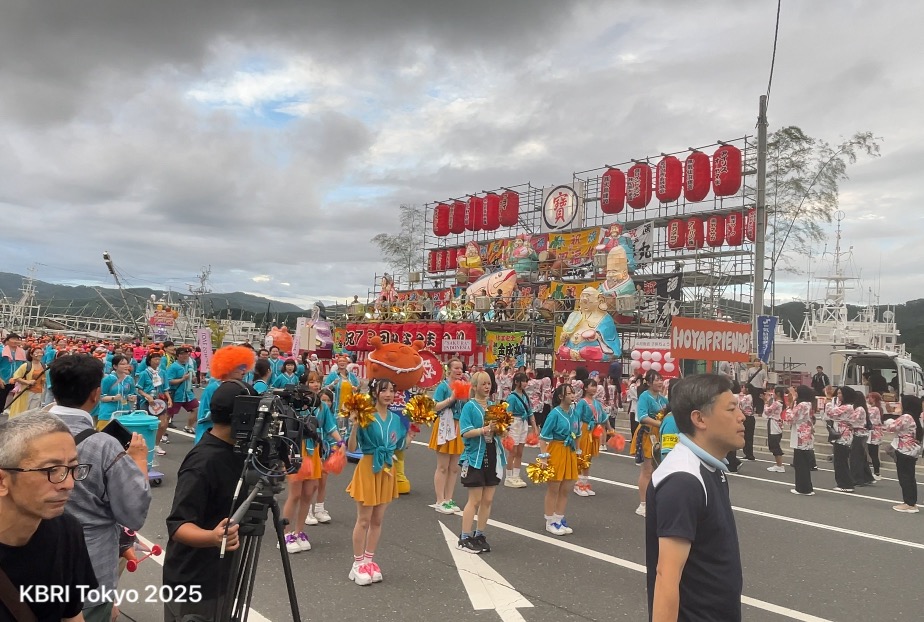 Kesennuma Minato Matsuri pada 1–2 Agustus 2025 di Kota Kesennuma, Prefektur Miyagi. Festival ini menampilkan parade budaya Indonesia dan Jepang.