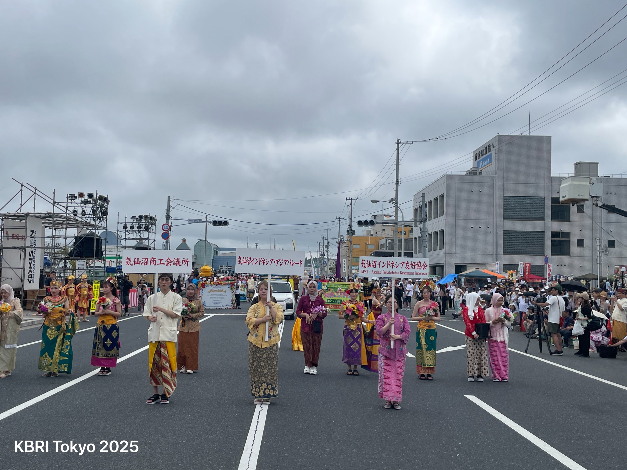 Kesennuma Minato Matsuri pada 1–2 Agustus 2025 di Kota Kesennuma, Prefektur Miyagi. Festival ini menampilkan parade budaya Indonesia dan Jepang.