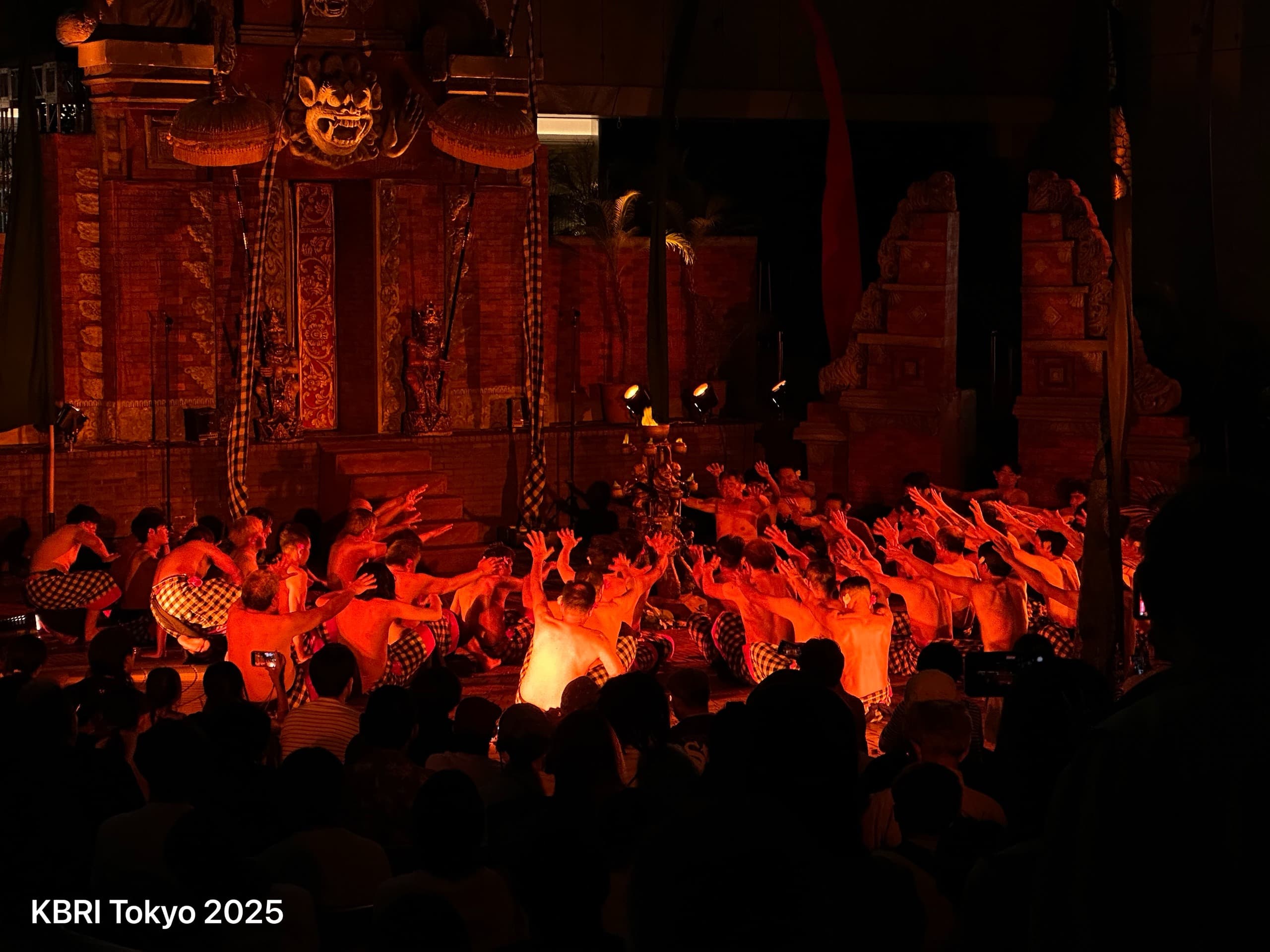 Geinoh Yamashirogumi Kecak Festival 2025 di Shinjuku Tokyo. Ratusan seniman Jepang pentaskan tari Bali.