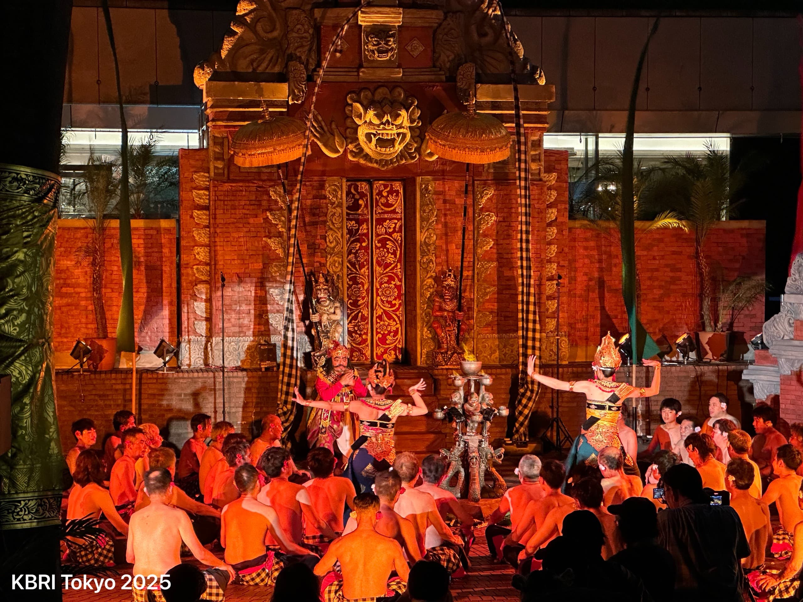 Geinoh Yamashirogumi Kecak Festival 2025 di Shinjuku Tokyo. Ratusan seniman Jepang pentaskan tari Bali.