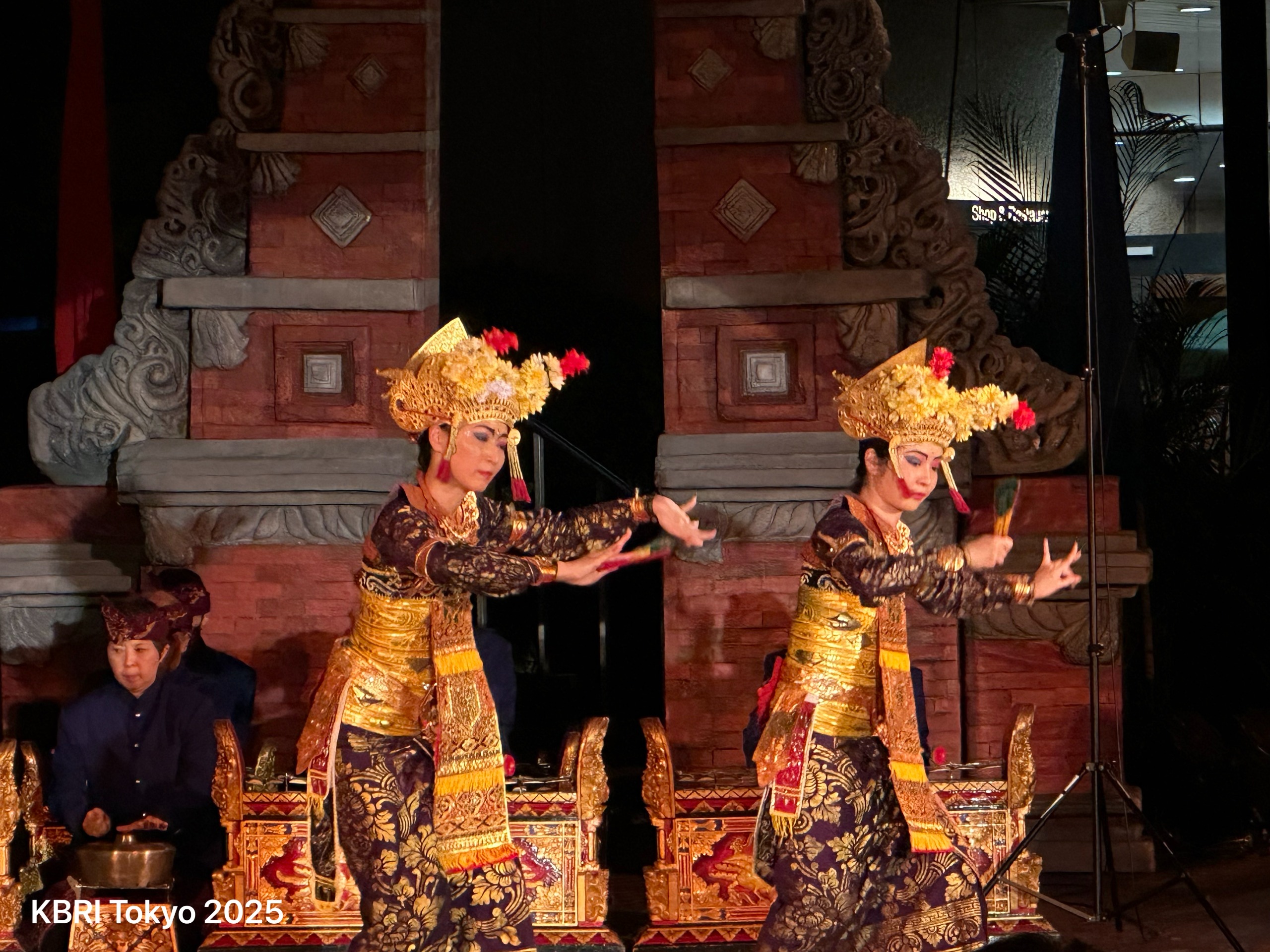 Geinoh Yamashirogumi Kecak Festival 2025 di Shinjuku Tokyo. Ratusan seniman Jepang pentaskan tari Bali.