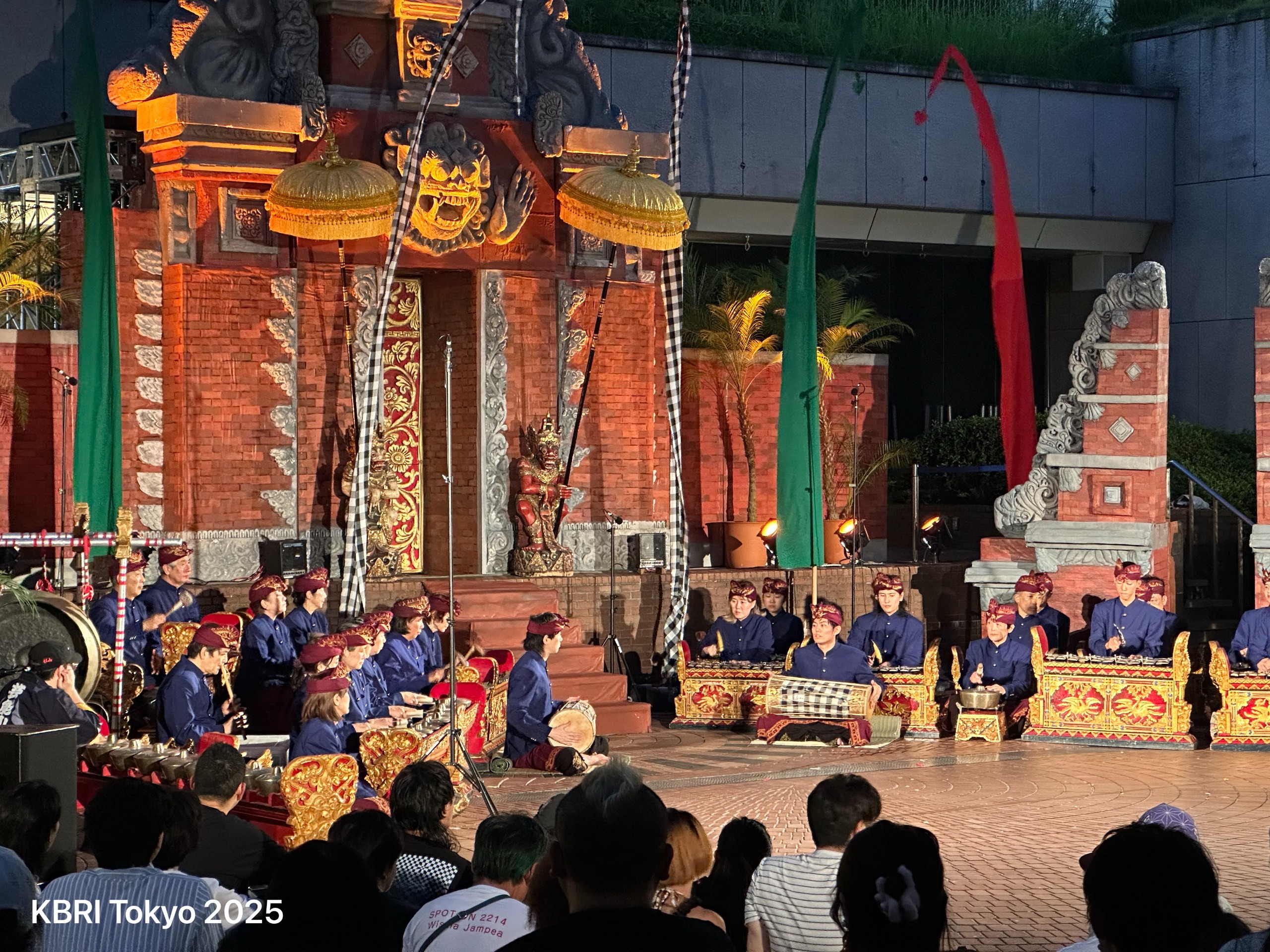 Geinoh Yamashirogumi Kecak Festival 2025 di Shinjuku Tokyo. Ratusan seniman Jepang pentaskan tari Bali.