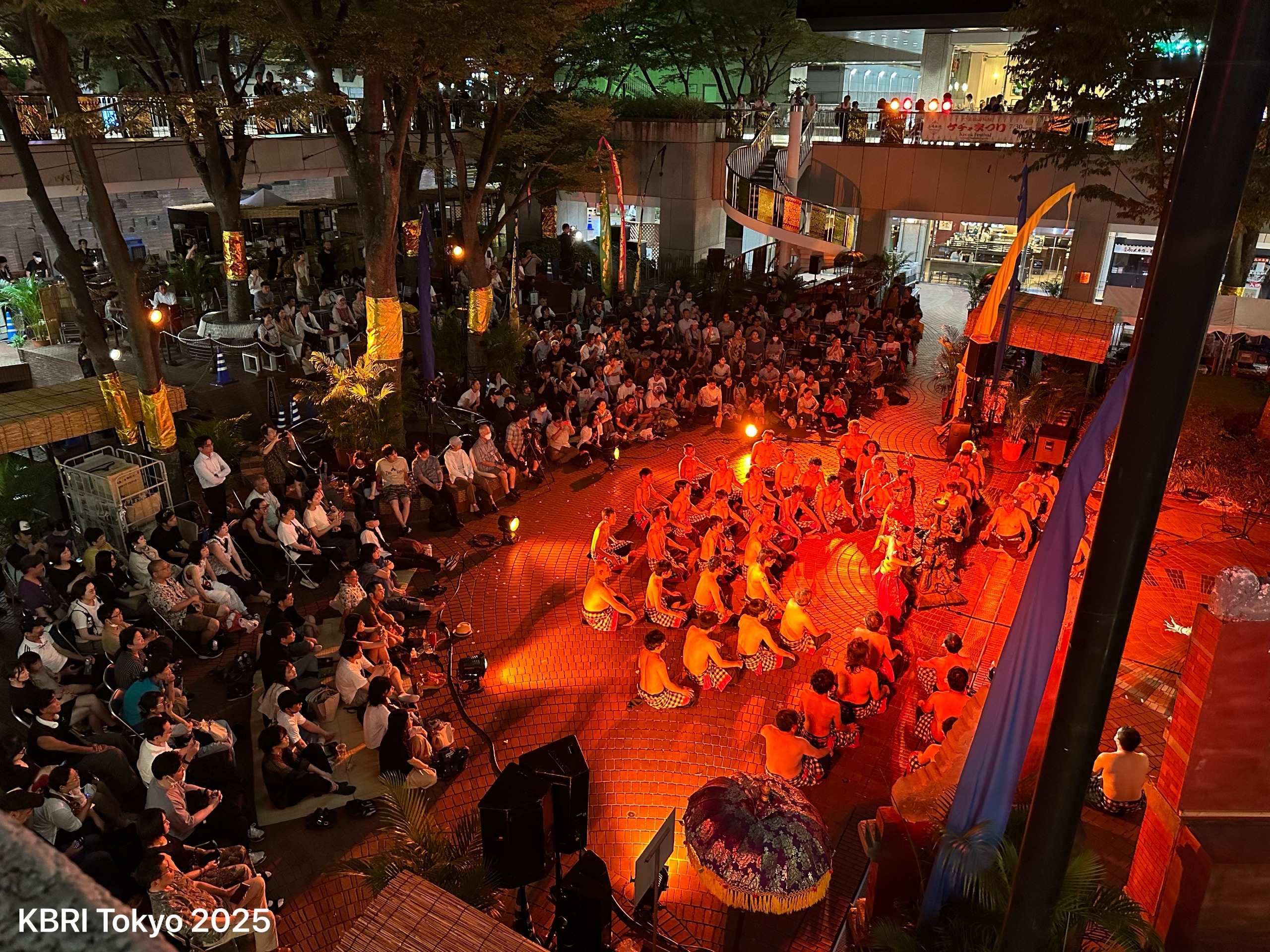 Geinoh Yamashirogumi Kecak Festival 2025 di Shinjuku Tokyo. Ratusan seniman Jepang pentaskan tari Bali.