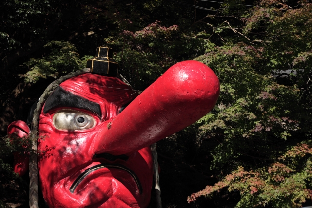 Tengu, hantu Jepang penjaga gunung berwajah merah dengan hidung panjang dan sayap seperti burung.