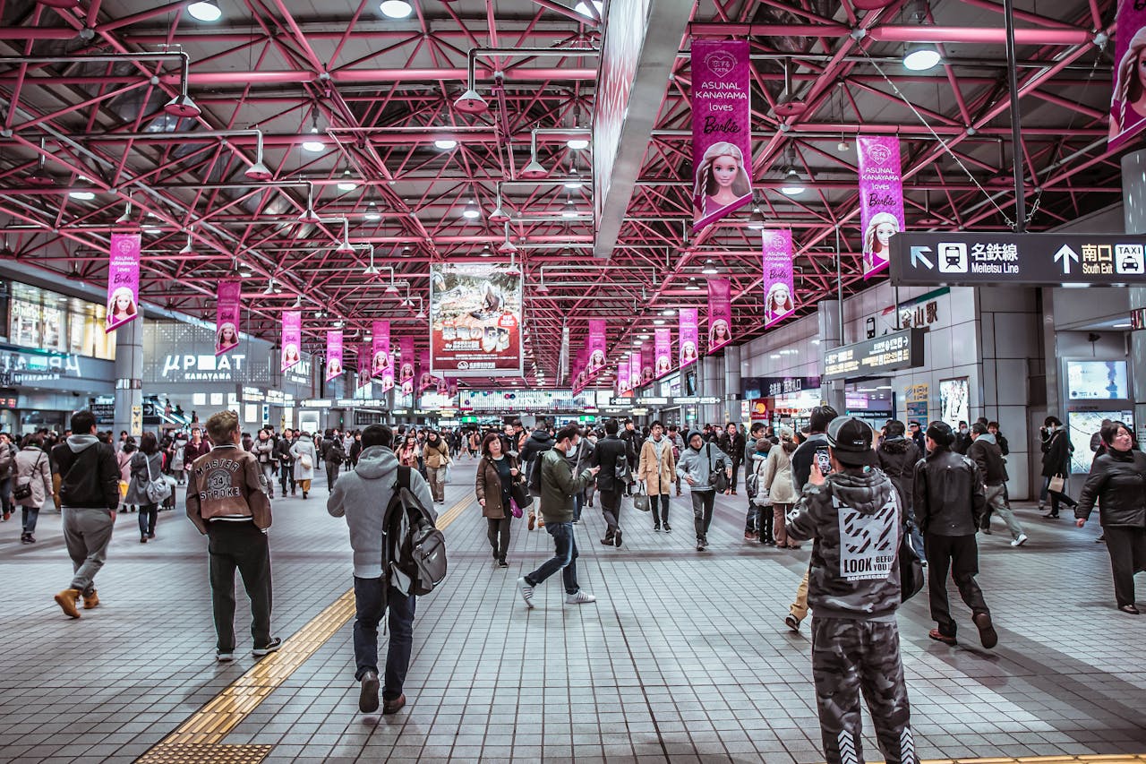 Orang Jepang memadati stasiun subway untuk liburan musim panas.