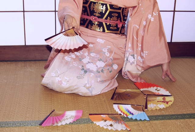 Kimono dan kipas tradisional Jepang yang cocok untuk oleh-oleh.