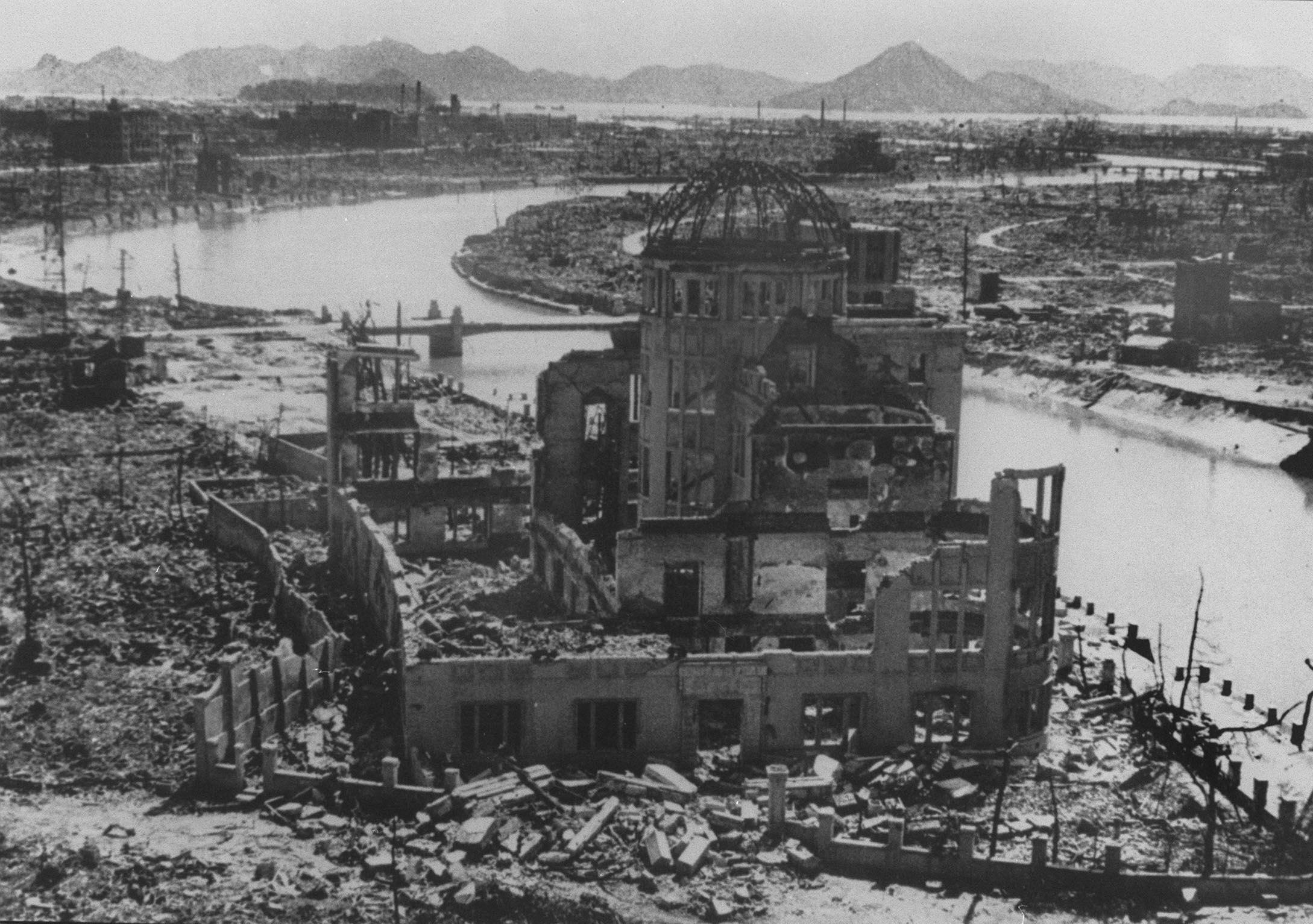 Foto tertanggal September 1945 menunjukkan sisa-sisa Gedung Promosi Industri Prefektur setelah pengeboman Hiroshima, yang kemudian dipertahankan sebagai monumen. 
