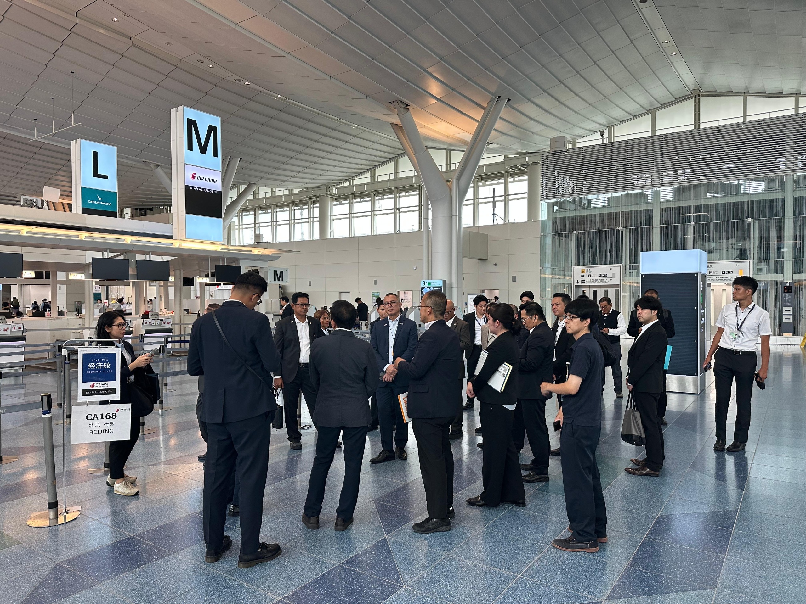 Komisi V DPR RI mengunjungi Bandara Haneda untuk mempelajari pengelolaan bandara di Jepang, (10/8/2025).